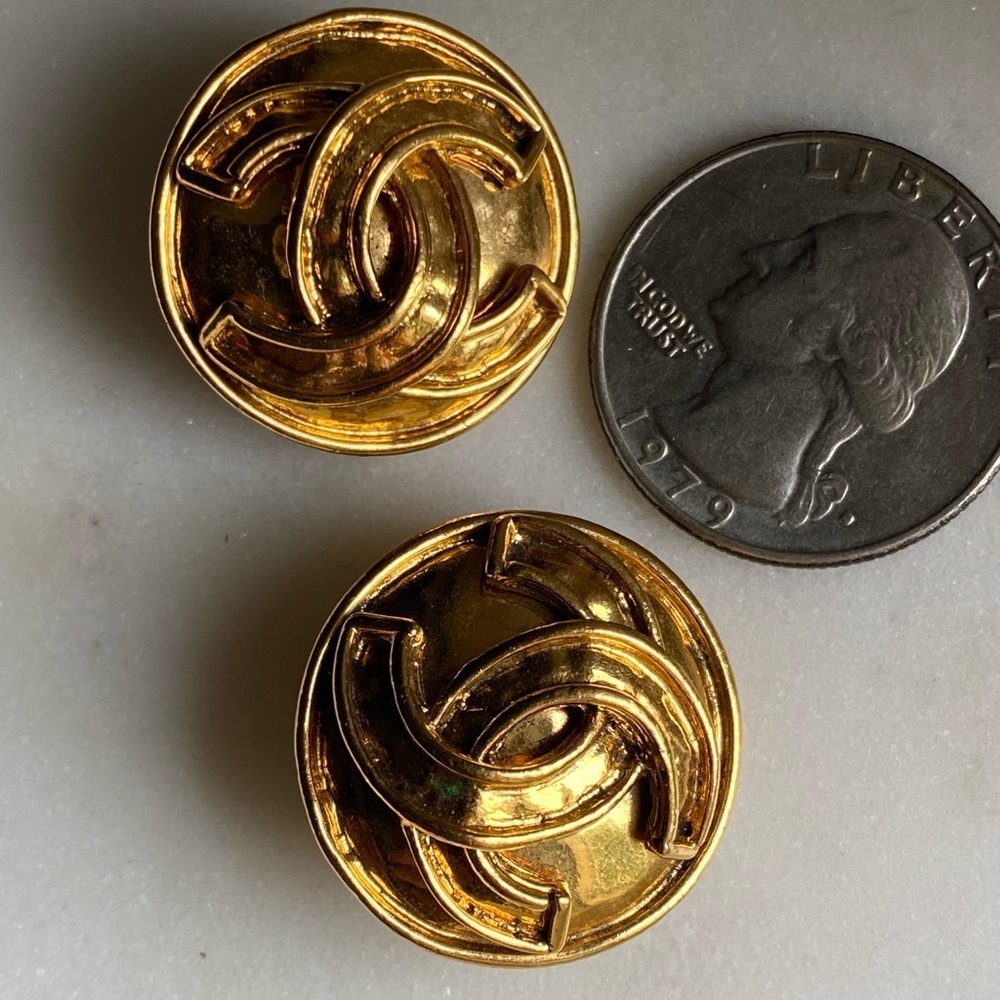 Host pick Authentic Vintage Chanel gold plated Clip on earrings - Picture 11 of 17